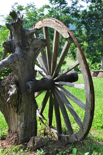 Staré dřevěné kolo — Stock fotografie