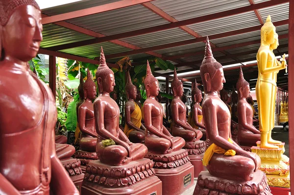 Una fila di statua buddha — Foto Stock