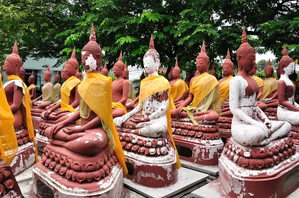 Una fila de estatua de Buda — Stockfoto
