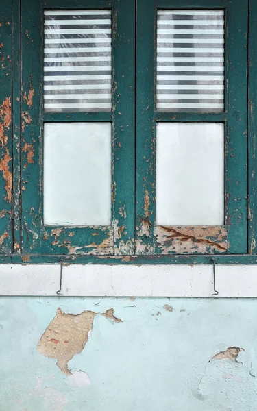 古い壁に緑の窓 — ストック写真