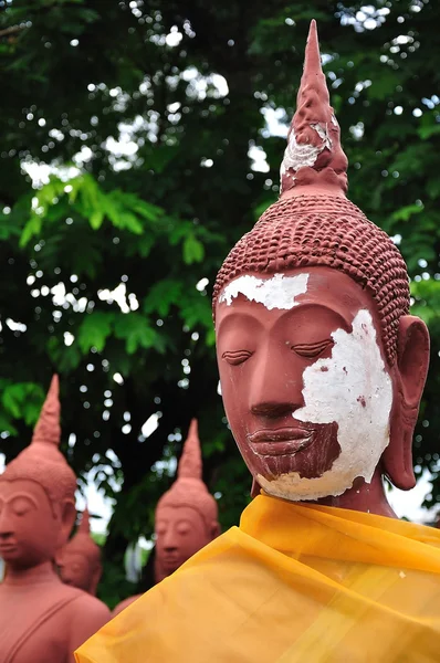 Статуя Красного Будды — стоковое фото