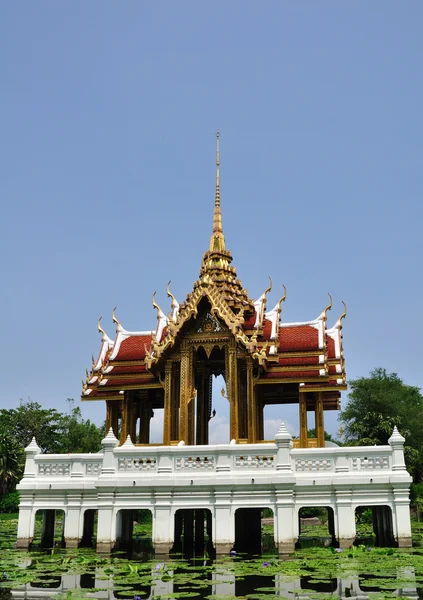 Santuario stile tailandese sulla piscina — Foto Stock