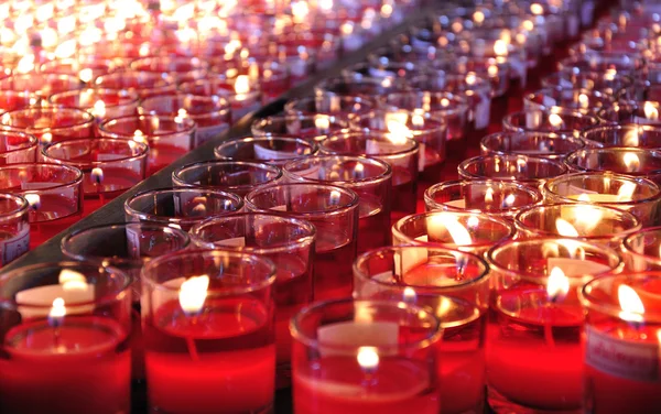 Красные свечи судьбы — стоковое фото