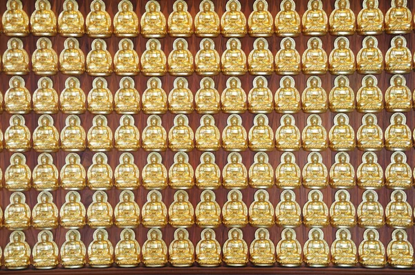 Wiersz o złoty posąg Buddy — Zdjęcie stockowe