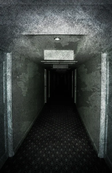 Молода жінка загубилася в брудному коридорі — стокове фото