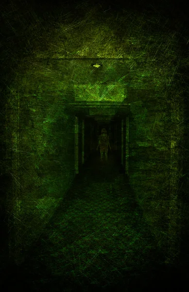 Молода жінка загубилася в брудному коридорі — стокове фото
