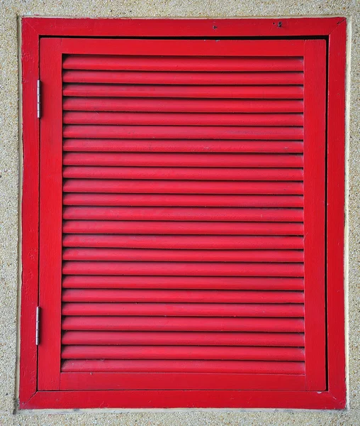 Krem duvar üzerinde kırmızı bir pencere — Stok fotoğraf