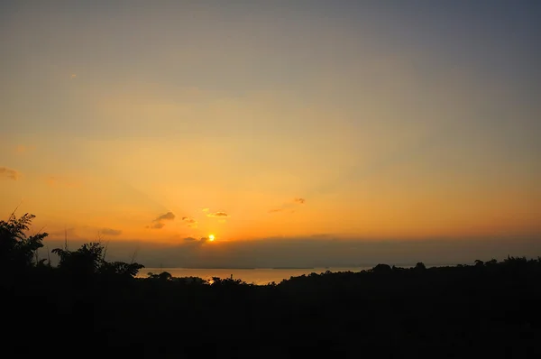 Horská silueta na východ slunce — Stock fotografie