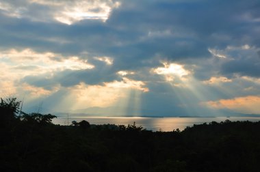 sunrise üzerinde dağ silueti