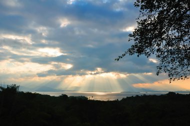 sunrise üzerinde dağ silueti