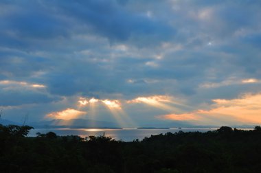 sunrise üzerinde dağ silueti