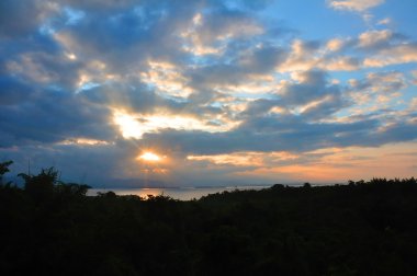 sunrise üzerinde dağ silueti