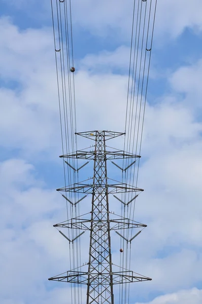 Torre eléctrica en campo bajo cielo azul — Foto de Stock