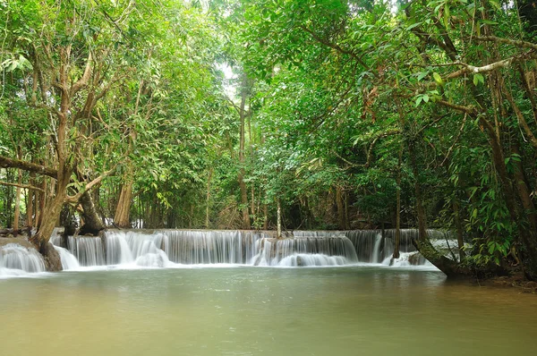 Hui mea khamin vattenfall, kanchanabury, thailand — Stock fotografie