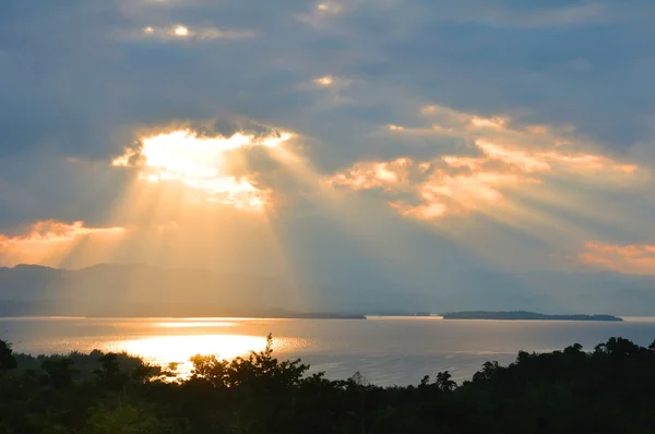 Morning sun beams in the lake — Stock Photo, Image