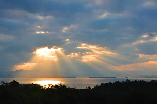 朝の太陽は湖で梁します。 — ストック写真