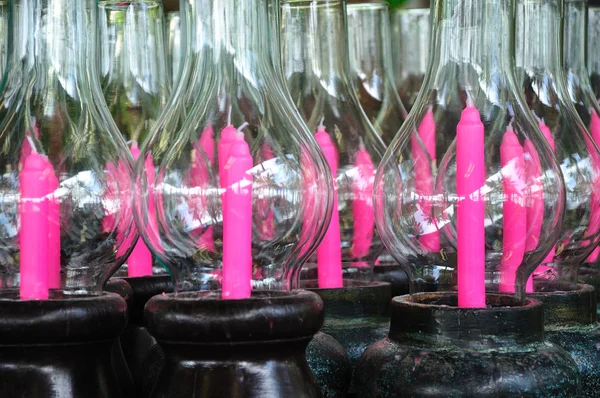 Růžová svíčka ve skleněné nádoby obsahující — Stock fotografie