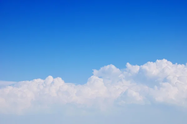 Nuage blanc sur ciel bleu — Photo