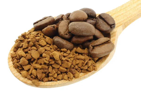 Kaffe med kaffebönor i trä sked — Stockfoto