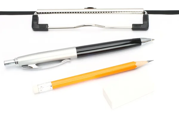 Стол самолета с карандашом и ручкой — стоковое фото