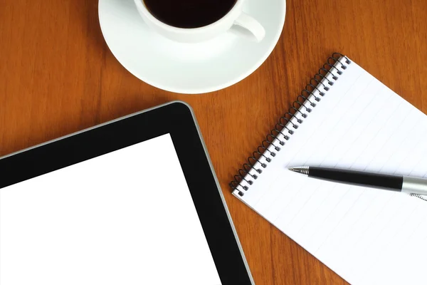 Сенсорное устройство, блокнот, ручка и чашка кофе — стоковое фото