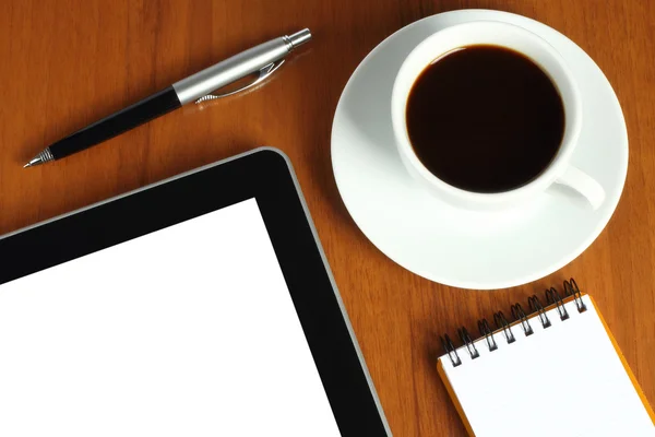 Touchscreen-Gerät, Notizblock, Stift und Tasse Kaffee — Stockfoto
