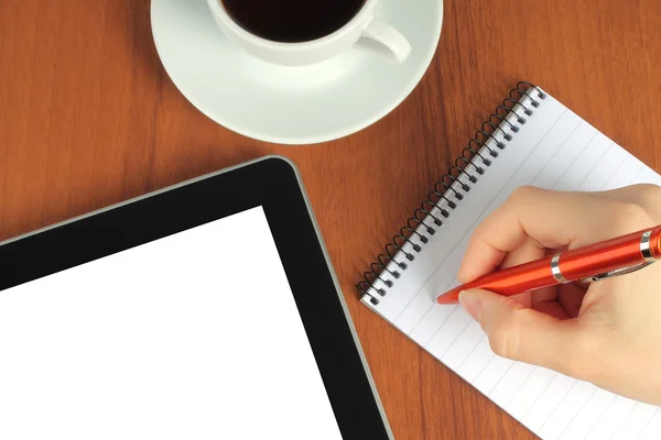Dispositivo touch screen, blocco note, scrittura a mano e tazza di caffè — Foto Stock