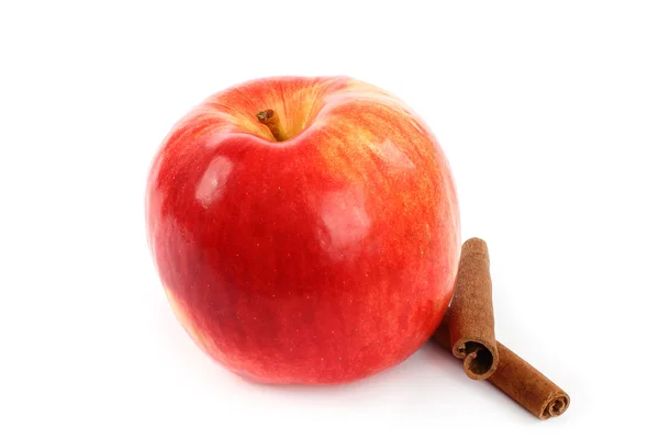 Червоне яблуко з паличками кориці — стокове фото