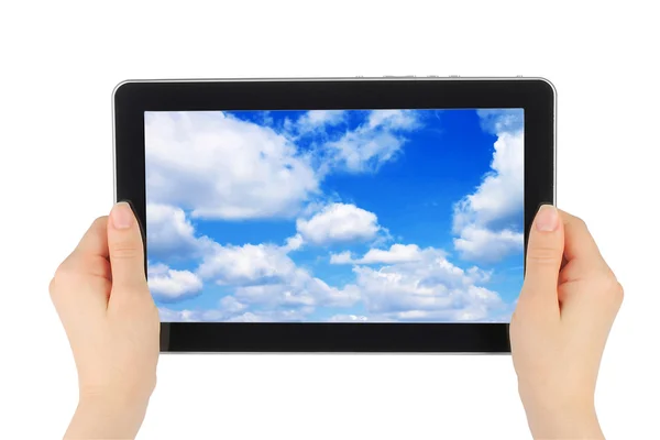 Dotykowy ekran urządzenia z niebieski niebo w ręce kobiety — Zdjęcie stockowe