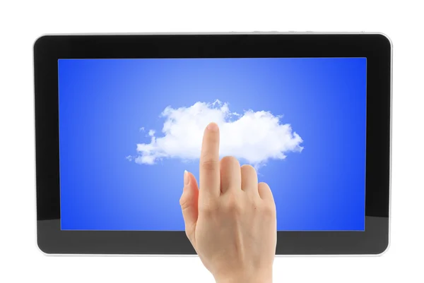 Mavi gökyüzü ve kadının elleri ile dokunmatik ekran cihaz — Stok fotoğraf