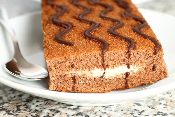 Čokoládový dort s lžící na desku — Stock fotografie