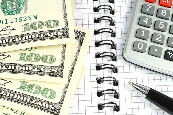 Dinheiro, calculadora e caneta — Fotografia de Stock