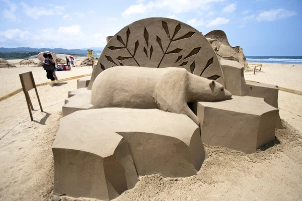 Polar bear sand sculpture — Stock Photo, Image