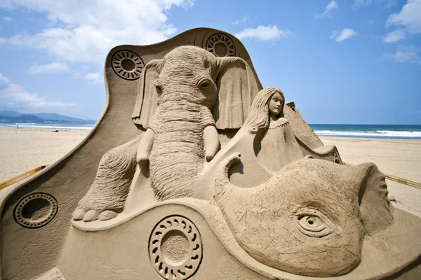 Elefant und Prinzessin Sandskulptur — Stockfoto