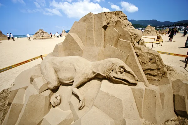 Песочная скульптура динозавров — стоковое фото