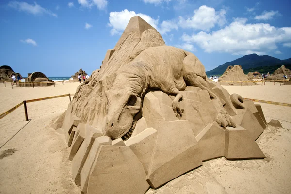 砂的恐龙雕塑 — 图库照片