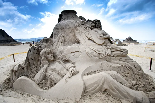 Liefde verhaal met paar zand beeldhouwkunst — Stockfoto