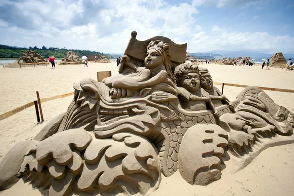 Escultura de arena bote dragón — Stockfoto
