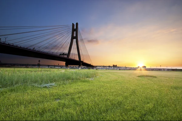 Pôr do sol com ponte — Fotografia de Stock