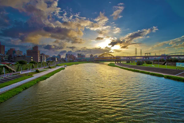 Puesta de sol con puenteGünbatımı ile köprü — Stok fotoğraf