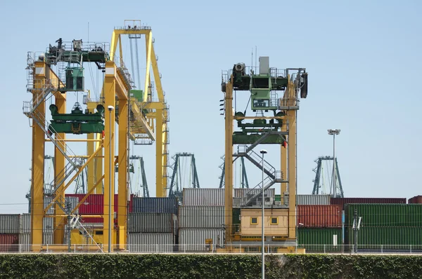 Werken kraan brug in scheepswerf in de schemering voor logistieke importeren exp — Stockfoto