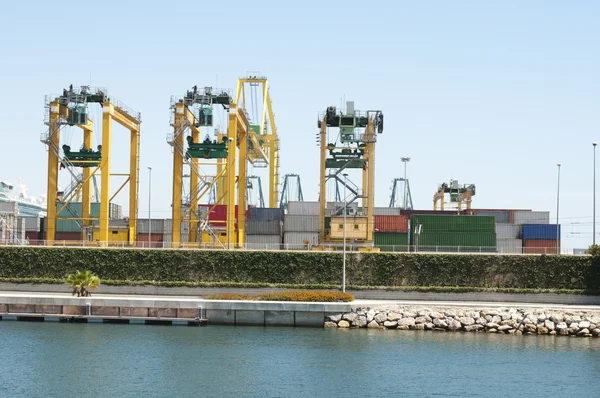 Fungerande kran bridge i varvet vid skymning för logistisk import exp — Stockfoto