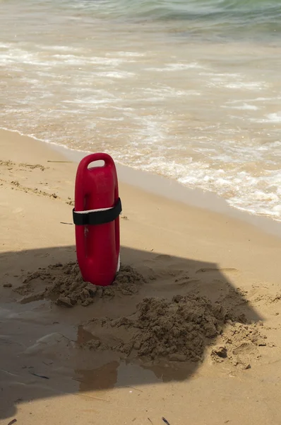 Rode boei voor een lifeguard op te slaan — Stockfoto