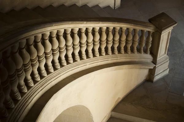 古城堡弧形的楼梯 — 图库照片