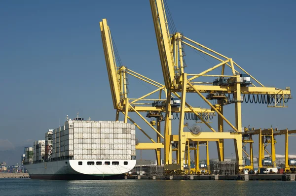 Nave da carico in porto caricata con container — Foto Stock