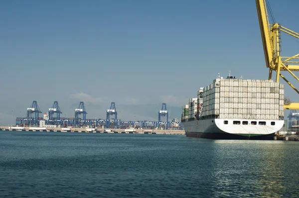 Грузовое судно в порту загружается контейнерами — стоковое фото