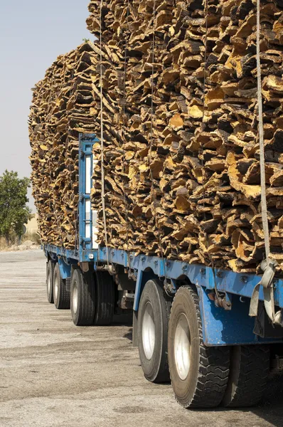 Stukken van kurk schors. geladen op truck — Stockfoto