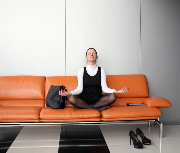 Молодая предпринимательница медитирует — стоковое фото
