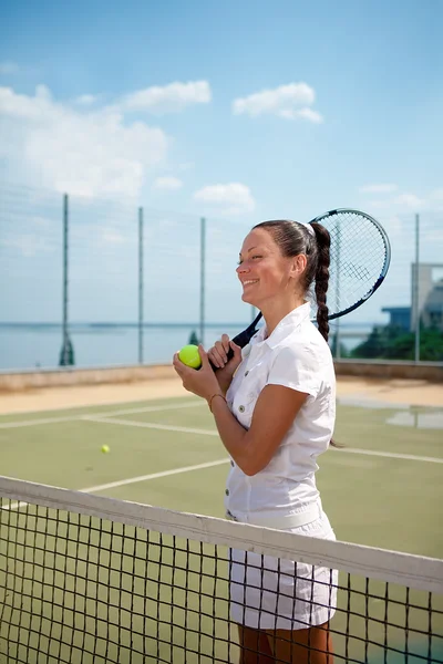 Junge Frau auf einem Tennisplatz — Stockfoto