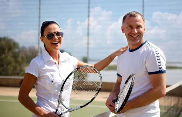 Uma mulher e um homem nos campos de ténis — Fotografia de Stock